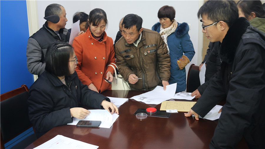 2月1日下午，义安区法院给47件劳动争议案件的申请执行人发放执行款100余万元。IMG_7294_副本.jpg