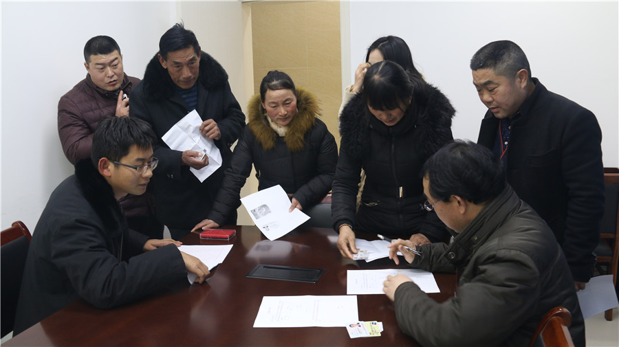 2月1日下午，义安区法院给47件劳动争议案件的申请执行人发放执行款100余万元。IMG_7287_副本.jpg